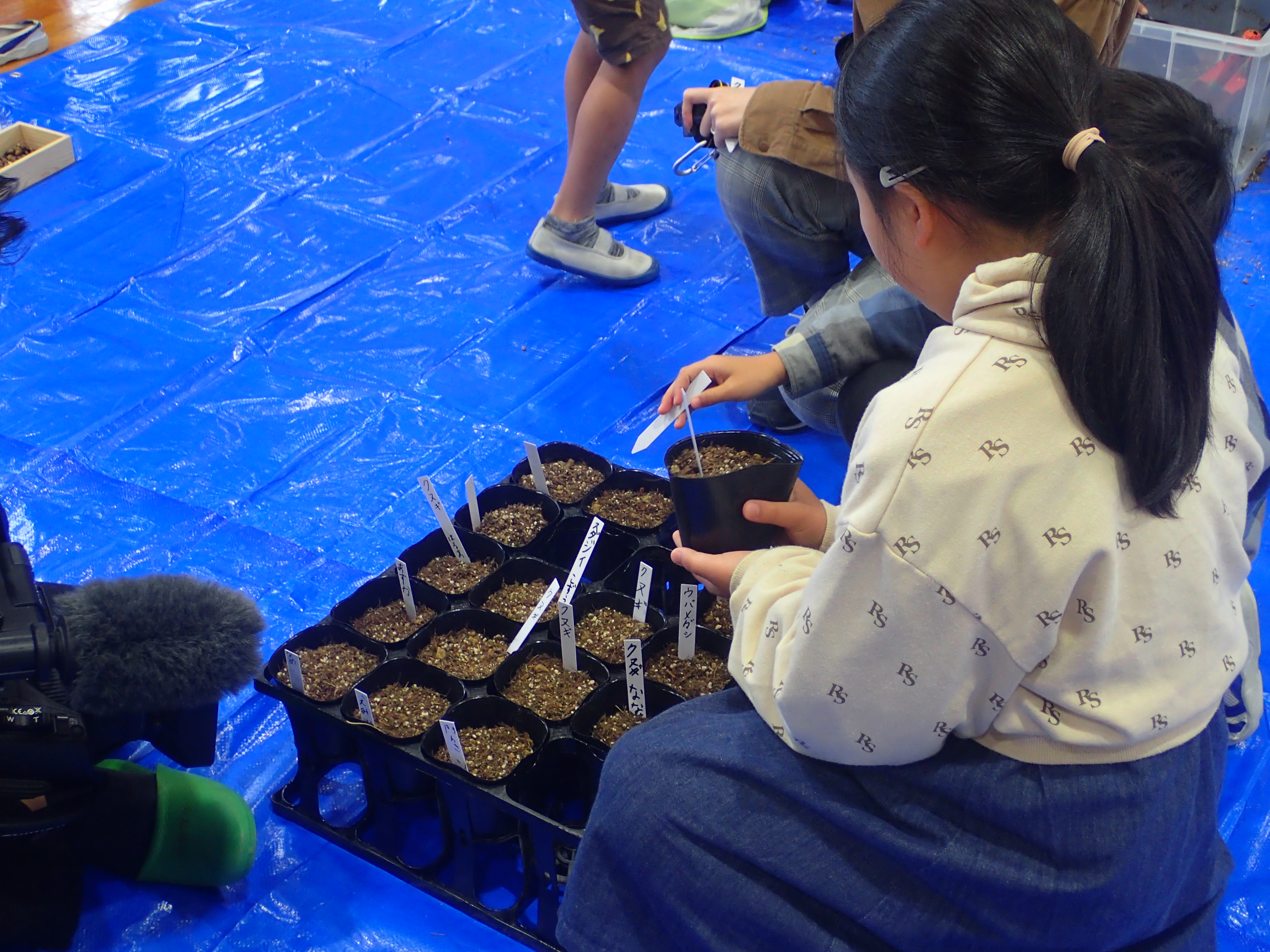 【ポットへの土詰め２】