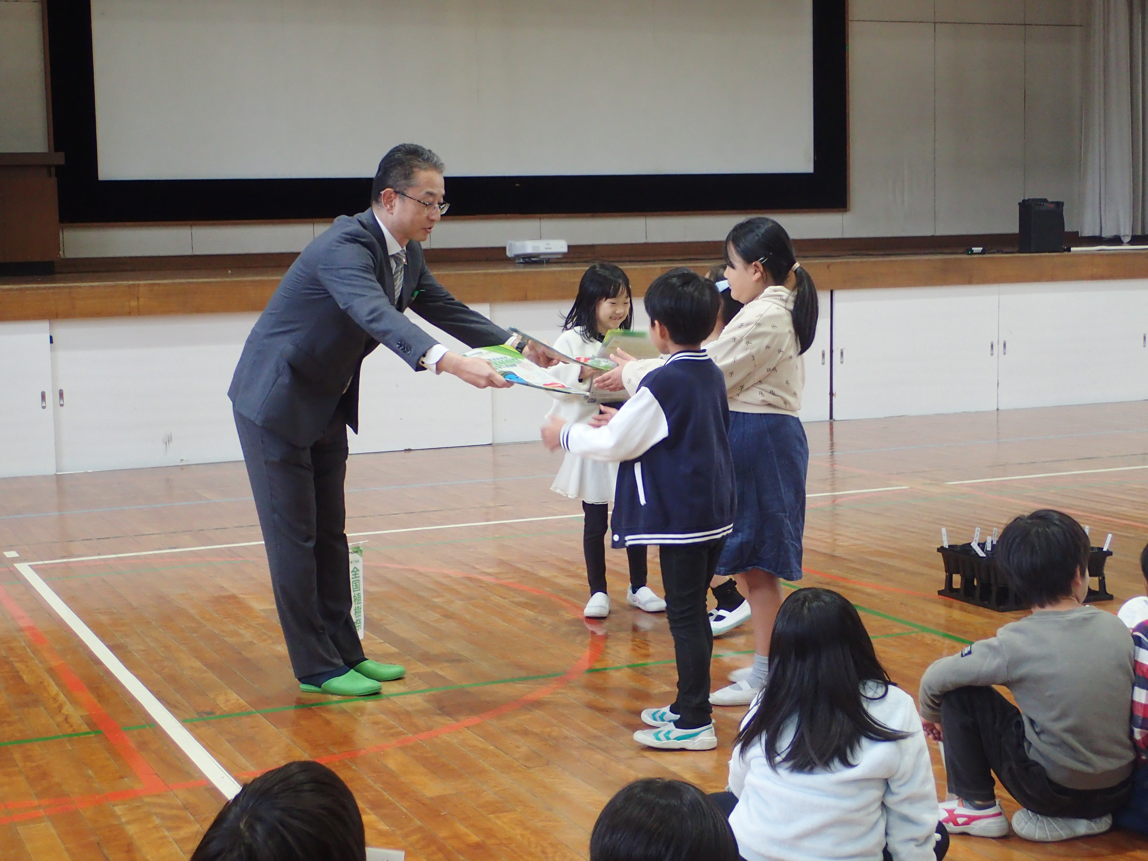 【記念品（クリアファイル）の贈呈】